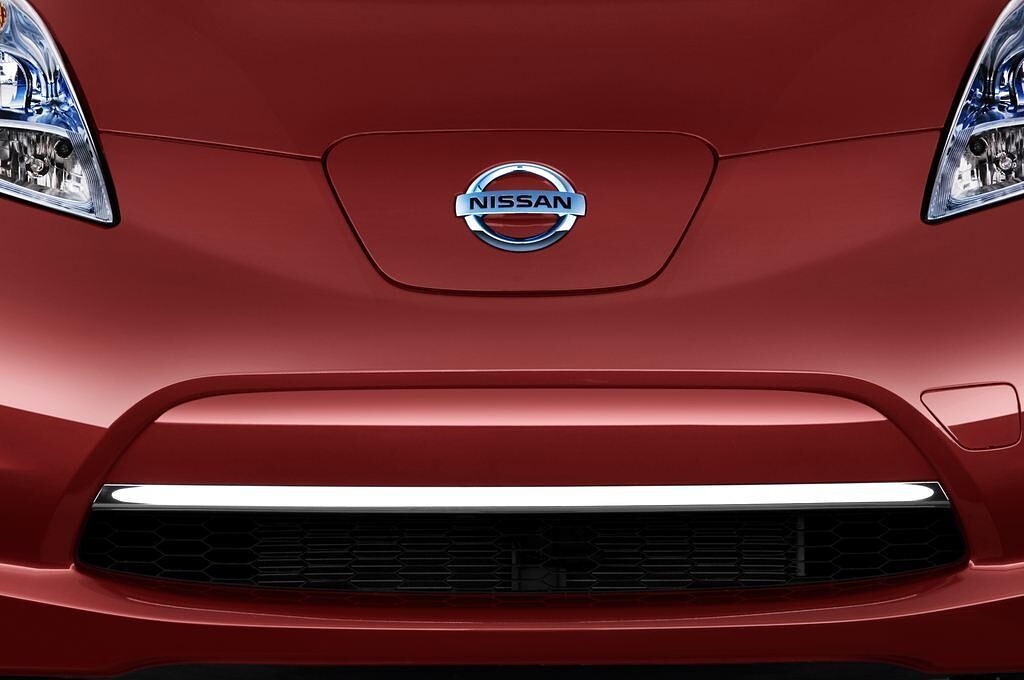 Nissan Leaf (Baujahr 2011) - 5 Türen Kühlergrill und Scheinwerfer