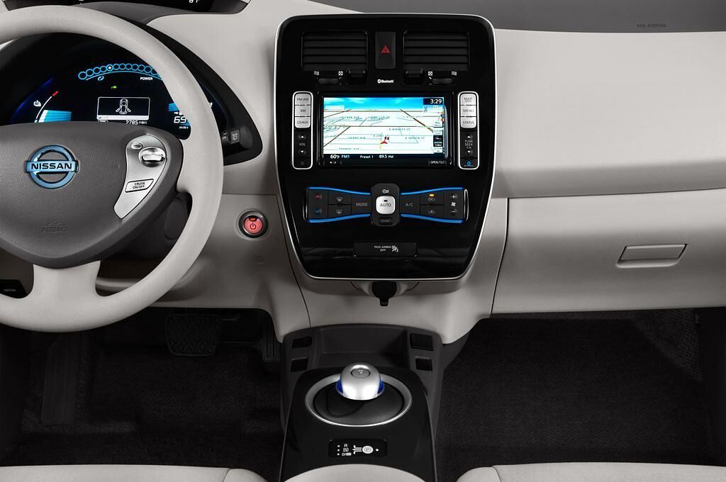Nissan Leaf (Baujahr 2011) - 5 Türen Mittelkonsole