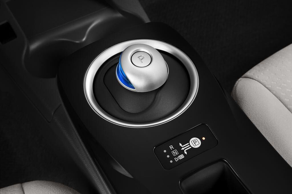 Nissan Leaf (Baujahr 2014) Acenta 5 Türen Schalthebel