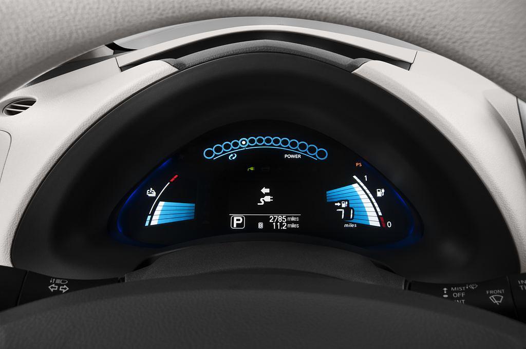 Nissan Leaf (Baujahr 2014) Acenta 5 Türen Tacho und Fahrerinstrumente