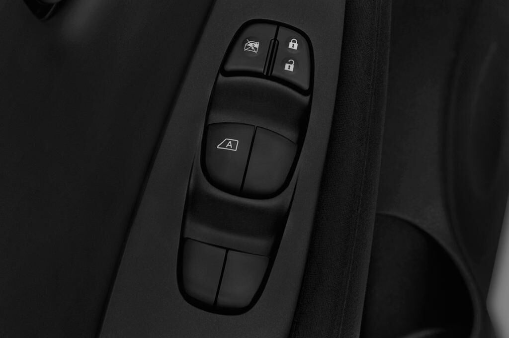 Nissan Leaf (Baujahr 2015) Visia 5 Türen Bedienungselemente Tür