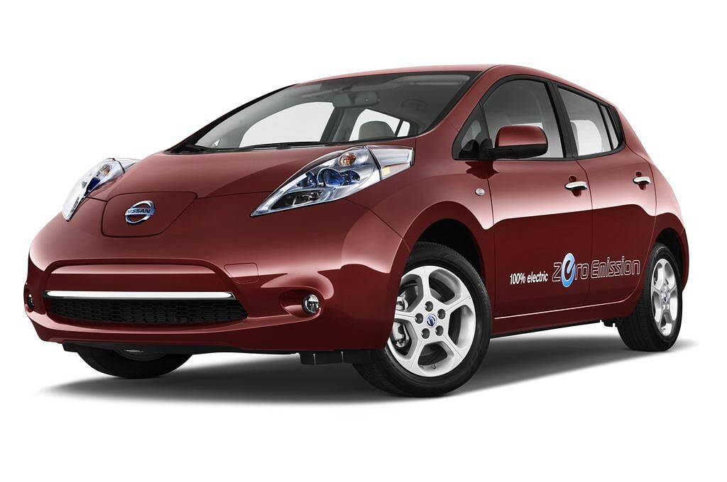 Nissan Leaf (Baujahr 2015) Visia 5 Türen seitlich vorne mit Felge