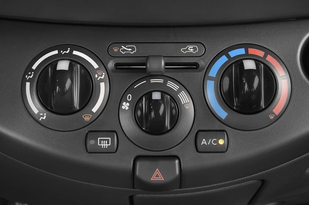 Nissan Micra (Baujahr 2009) Connect 3 Türen Temperatur und Klimaanlage