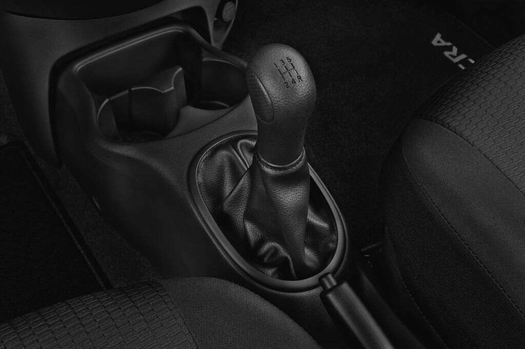 Nissan Micra (Baujahr 2011) Visia First 5 Türen Schalthebel