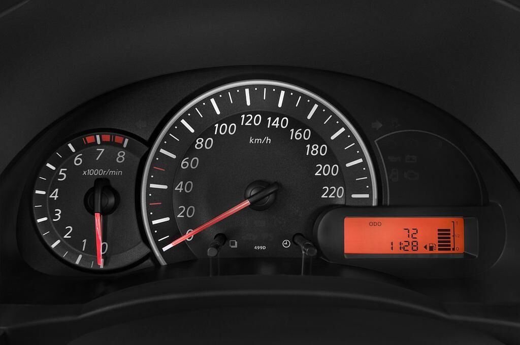 Nissan Micra (Baujahr 2011) Visia First 5 Türen Tacho und Fahrerinstrumente