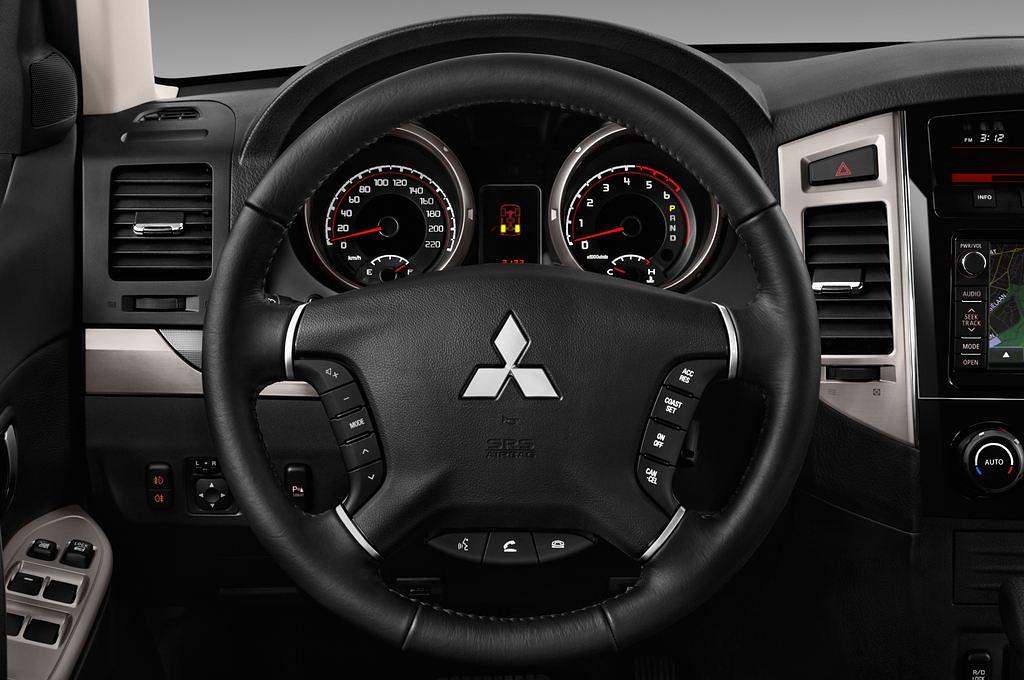 Mitsubishi Pajero (Baujahr 2016) Top 5 Türen Lenkrad