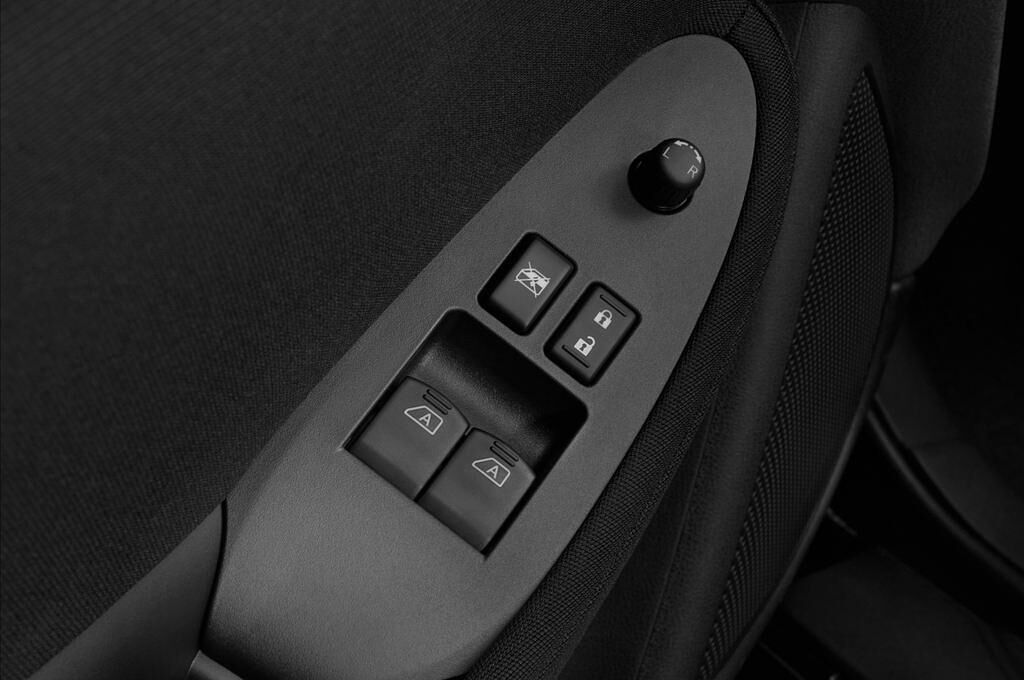 Nissan 370Z (Baujahr 2010) Pack 2 Türen Bedienungselemente Tür