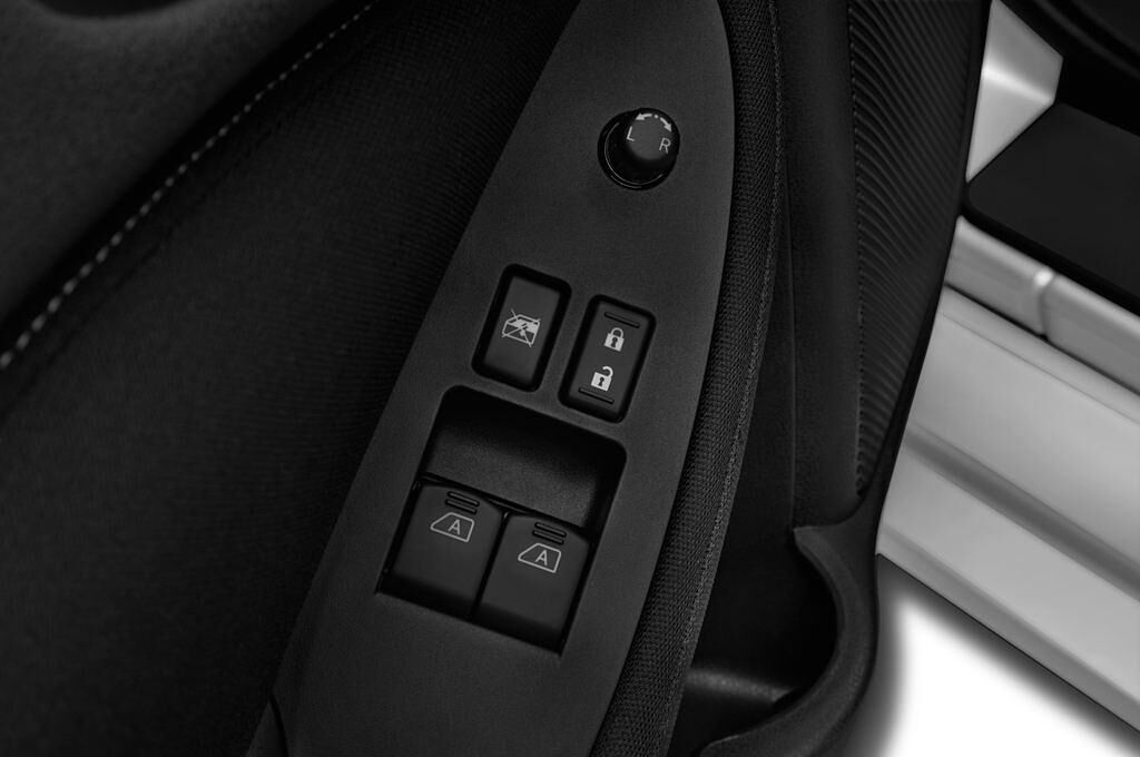 Nissan 370Z (Baujahr 2015) 3.7 V6 2 Türen Bedienungselemente Tür