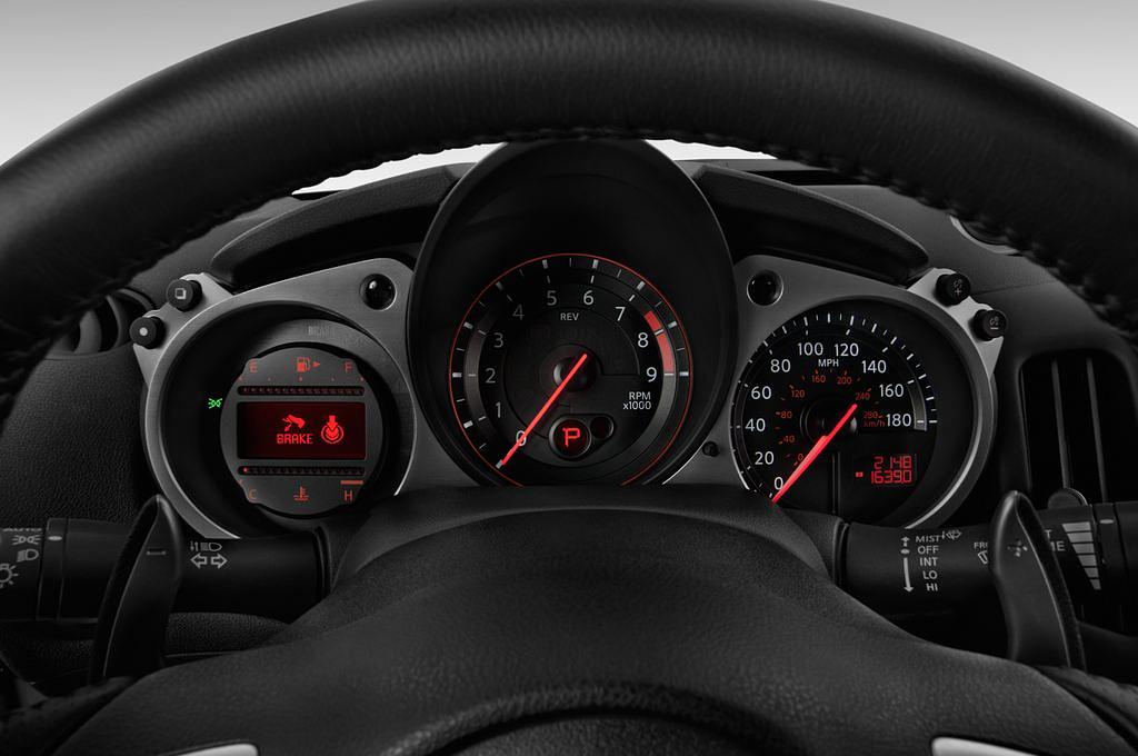Nissan 370Z (Baujahr 2015) 3.7 V6 2 Türen Tacho und Fahrerinstrumente