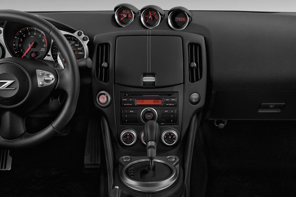 Nissan 370Z (Baujahr 2015) 3.7 V6 2 Türen Mittelkonsole