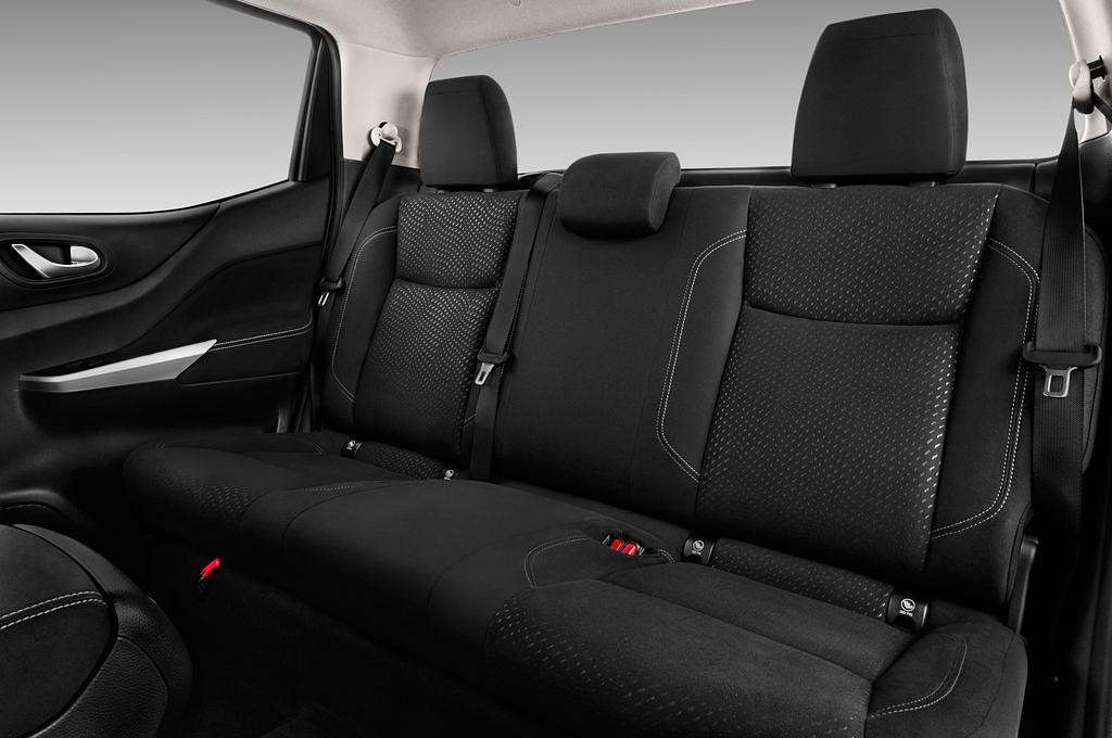 Nissan NP300 (Baujahr 2016) Tekna 4 Türen Rücksitze