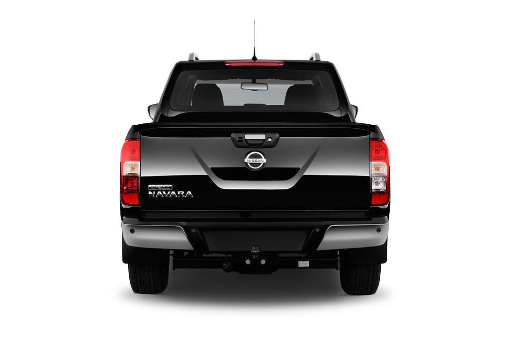 Nissan NP300 (Baujahr 2016) Tekna 4 Türen Heckansicht