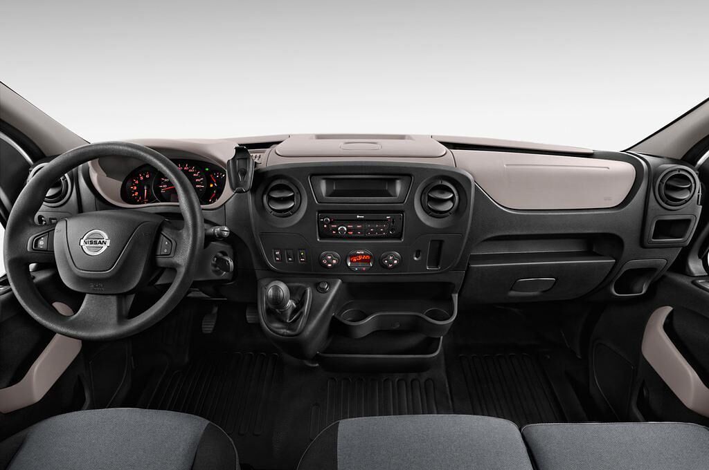 Nissan NV400 (Baujahr 2015) Comfort 4 Türen Cockpit und Innenraum