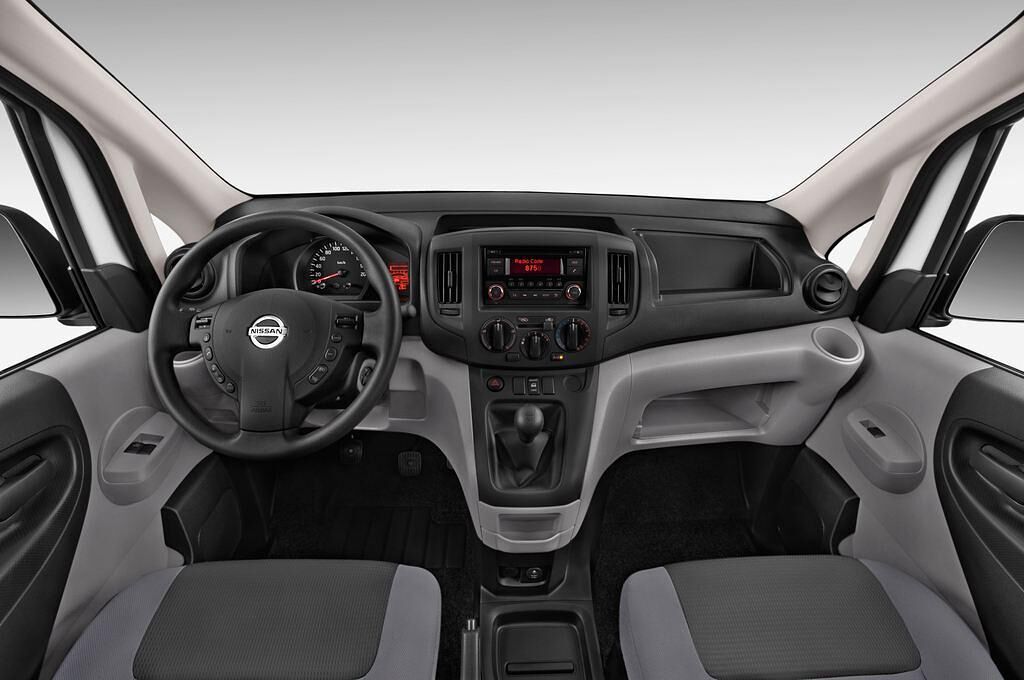 Nissan NV200 (Baujahr 2015) Pro 5 Türen Cockpit und Innenraum