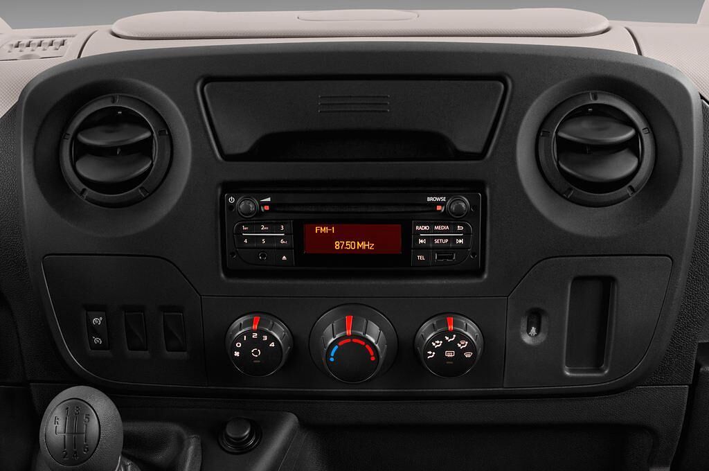 Nissan NV400 (Baujahr 2016) Pro 4 Türen Mittelkonsole