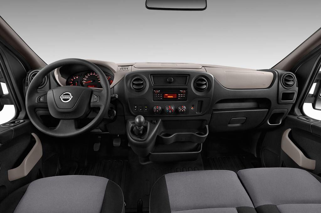 Nissan NV400 Kombi (Baujahr 2016) Premium 5 Türen Cockpit und Innenraum
