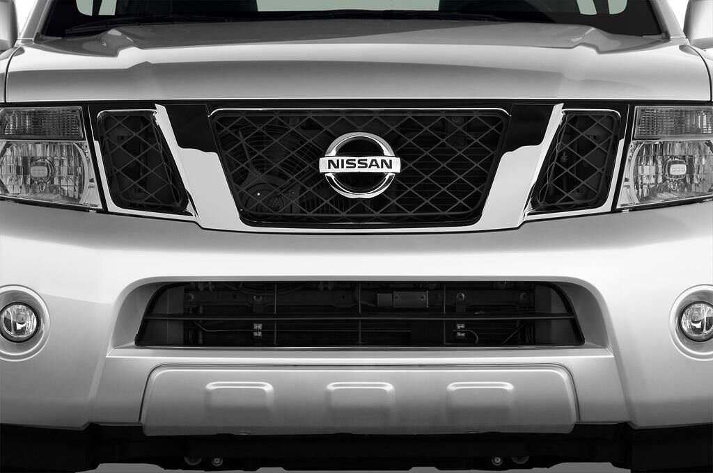Nissan Pathfinder (Baujahr 2010) LE 5 Türen Kühlergrill und Scheinwerfer