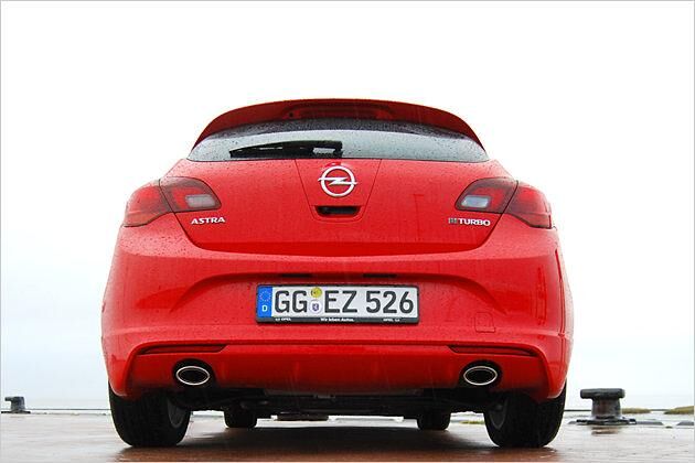 Dank eines Sportfahrwerkes steht das Auto tief auf dem Asphalt