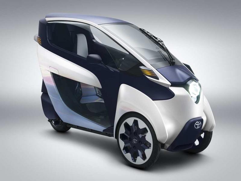 Der Toyota i-Road fährt auf drei Rädern.