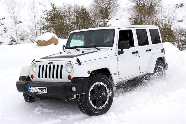 Jeep zeigt Humor und liefert uns den Testwagen der Sonderauflage "Black Edition" in Weiß lackiert