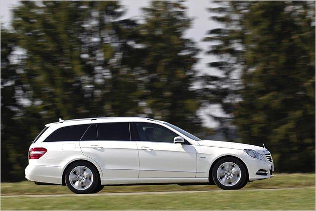 Im Gegensatz zum großen Diesel-Bruder soll der Hybrid-300er rund 35 Prozent weniger verbrauchen