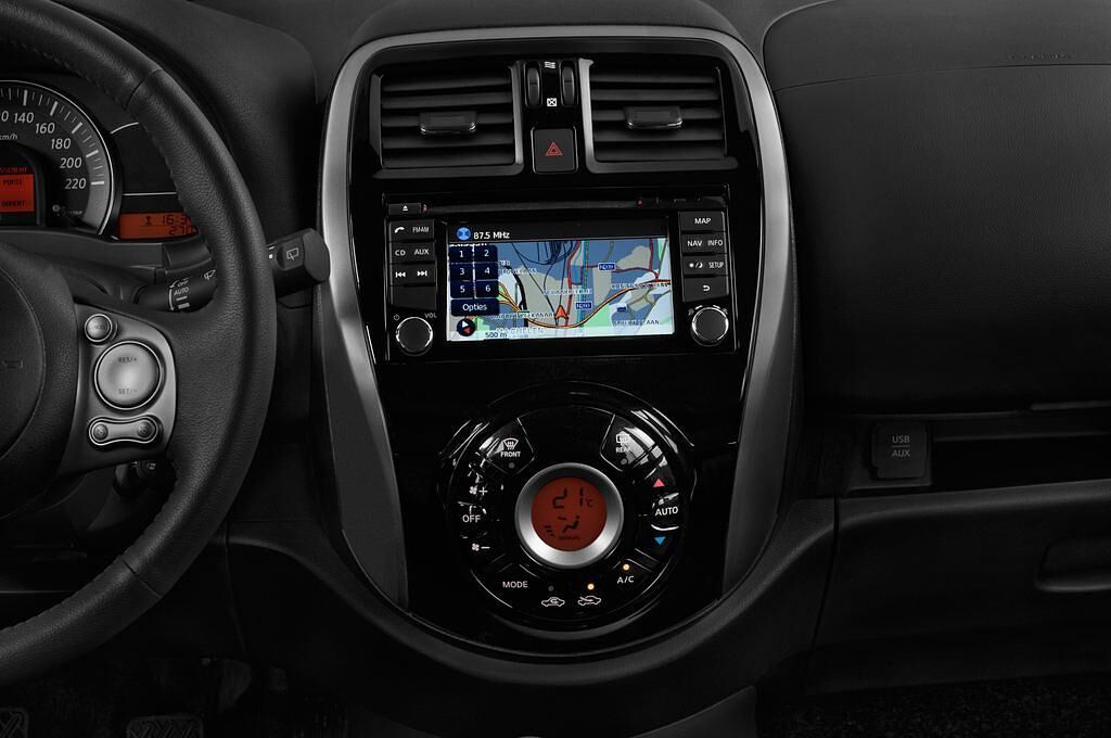 Nissan Micra (Baujahr 2013) Acenta 5 Türen Mittelkonsole