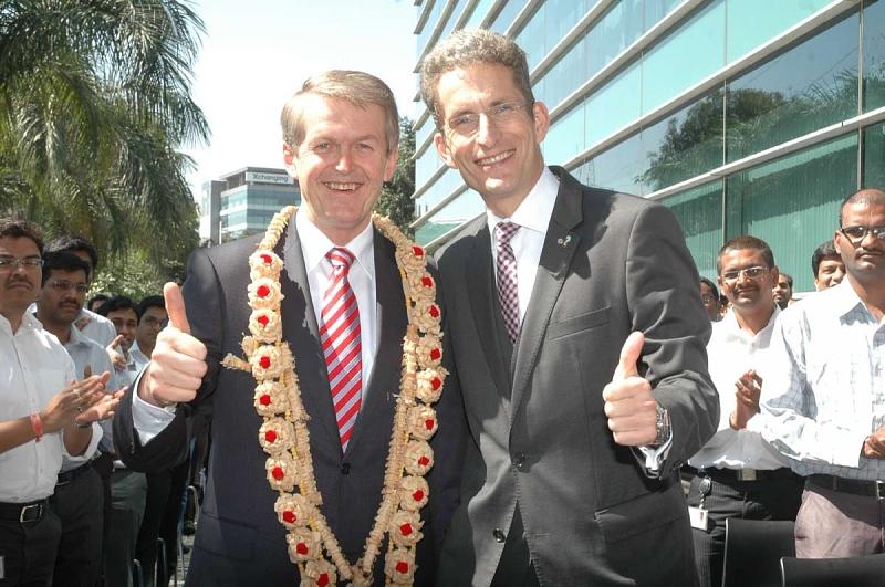 Entwicklungsvorstand Thomas Weber (links) und MBRDI-Leiter Jens Cattarius.
