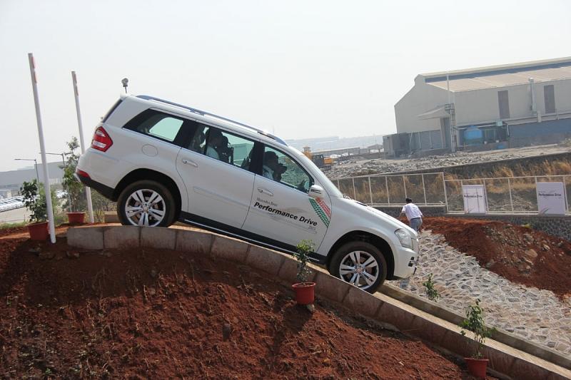 In Pune, eine Flugstunde von Bangalore entfernt, baut Mercedes Autos für den indischen Markt. Karosserie und Chassis-Bauteile werden importiert.
