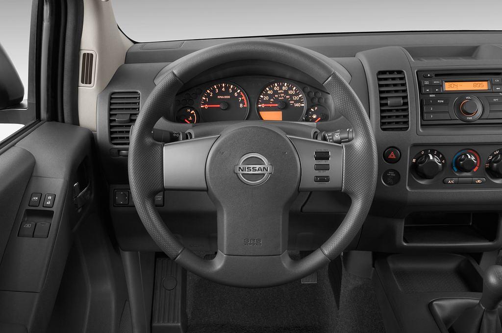 Nissan Navara (Baujahr 2010) SE King Cab 4 Türen Lenkrad
