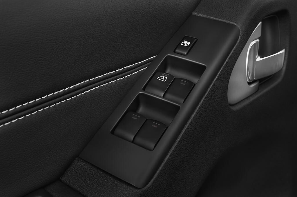 Nissan Navara (Baujahr 2012) LE 4 Türen Bedienungselemente Tür