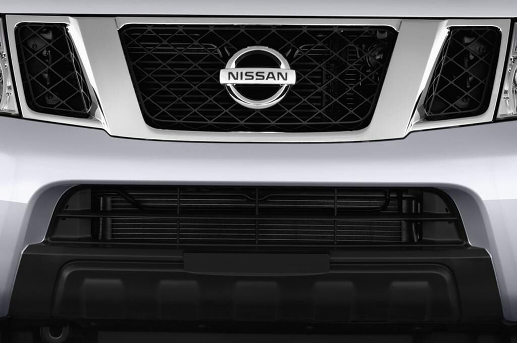 Nissan Navara (Baujahr 2012) LE 4 Türen Kühlergrill und Scheinwerfer