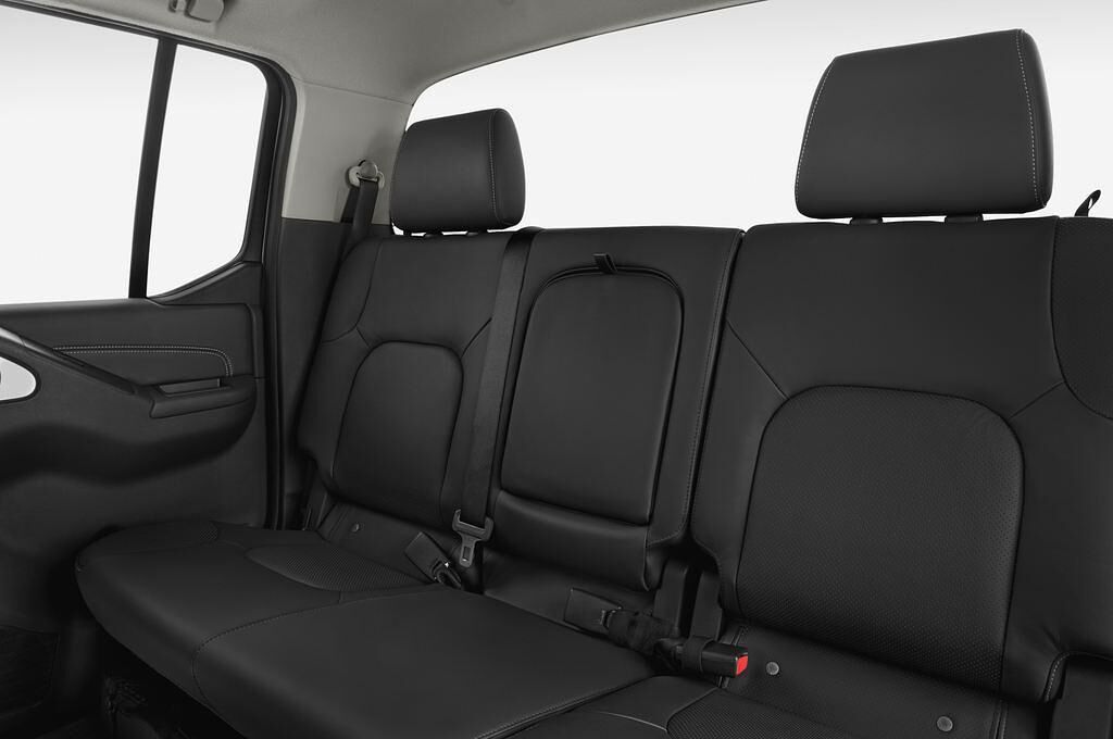 Nissan Navara (Baujahr 2012) LE 4 Türen Rücksitze
