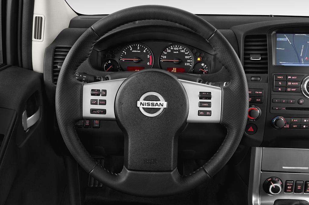 Nissan Navara (Baujahr 2012) LE 4 Türen Lenkrad