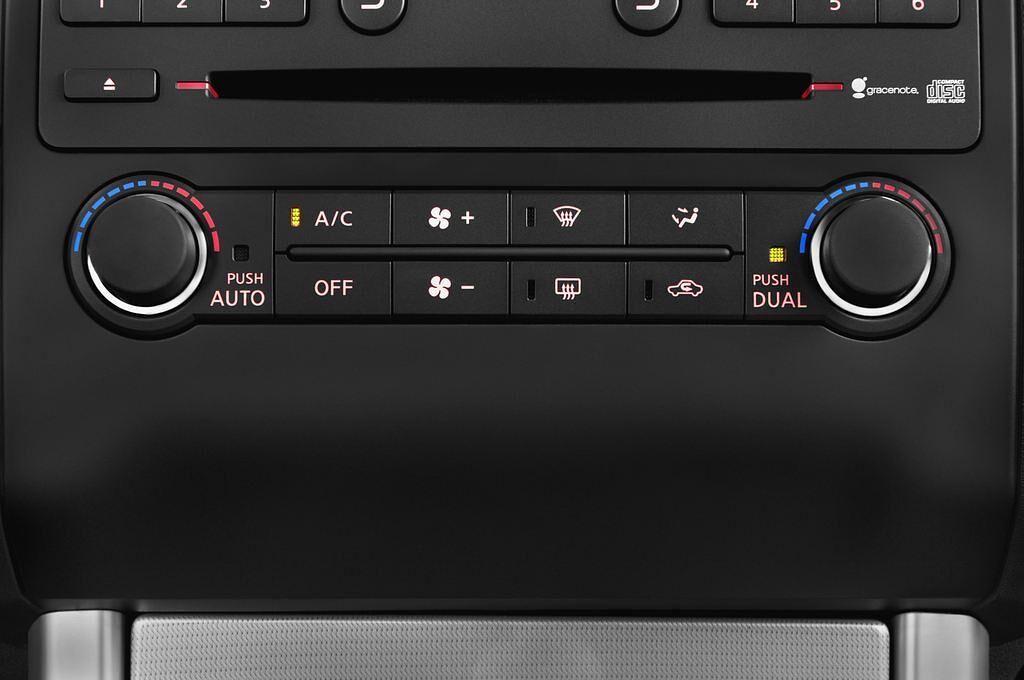 Nissan Navara (Baujahr 2012) LE 4 Türen Temperatur und Klimaanlage
