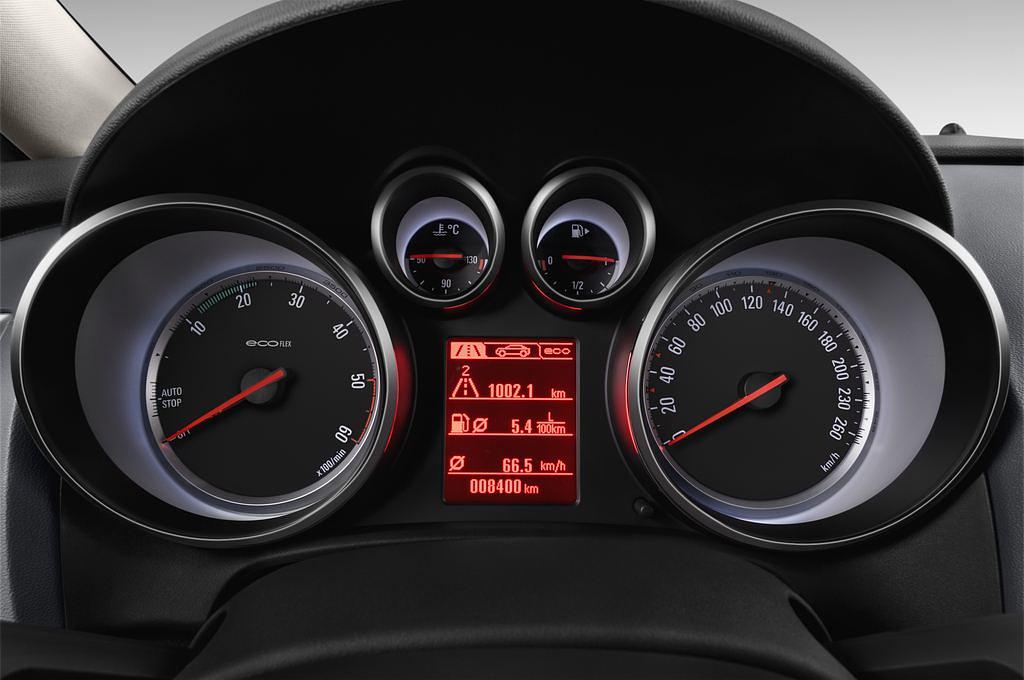 Opel Astra (Baujahr 2013) INNOVATION 4 Türen Tacho und Fahrerinstrumente