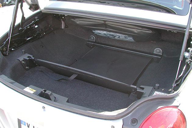 Bei geschlossenem Verdeck fasst der Kofferraum 210 Liter