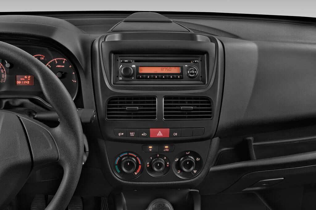 Opel Combo (Baujahr 2015) 1.6 Cdti 77Kw(105Ps) 2,2T L1H1 4 Türen Mittelkonsole