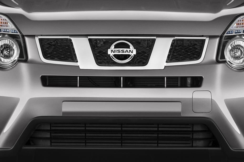 Nissan X-Trail (Baujahr 2011) LE 5 Türen Kühlergrill und Scheinwerfer