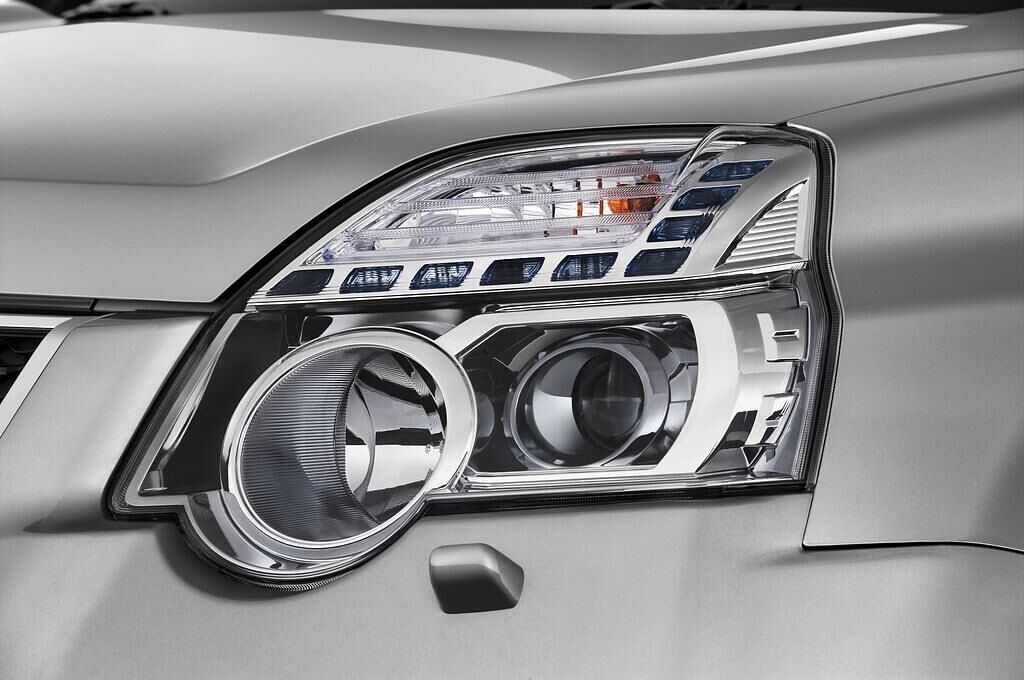 Nissan X-Trail (Baujahr 2011) LE 5 Türen Scheinwerfer