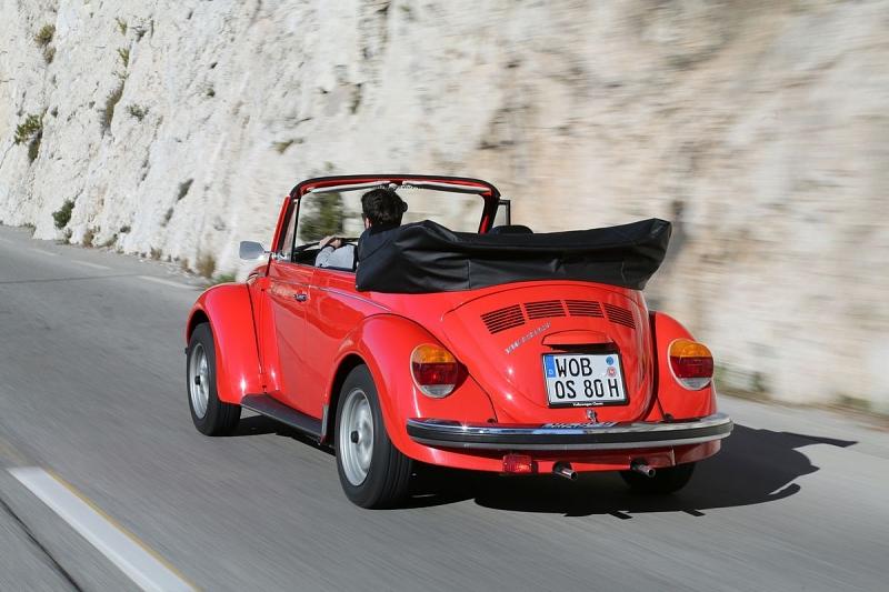 Das Dach des VW Käfer 1303 Cabrio faltet sich in gewohnter Manier auf der Karosserie zusammen