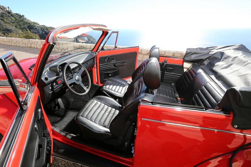 Der Innenraum des VW Käfer 1303 Cabrio ist puristisch