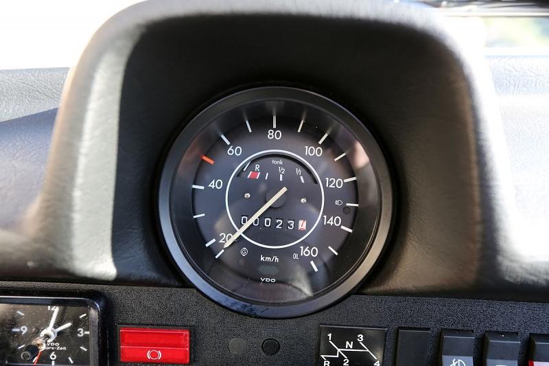 Es geht auch so: Die Rundinstrumente des VW Käfer 1303 Cabrio spiegeln