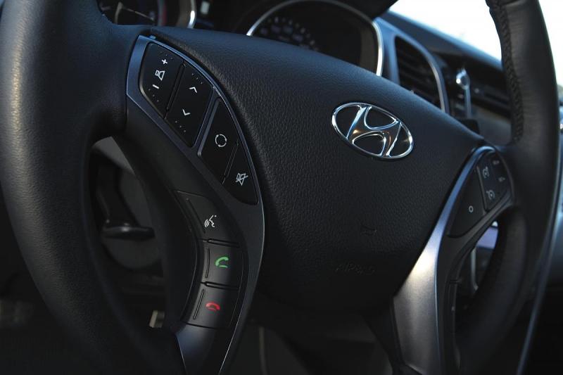 Hyundai i30 1.6 CRDi - reichlich Bedienknöpfe am Lenkrad