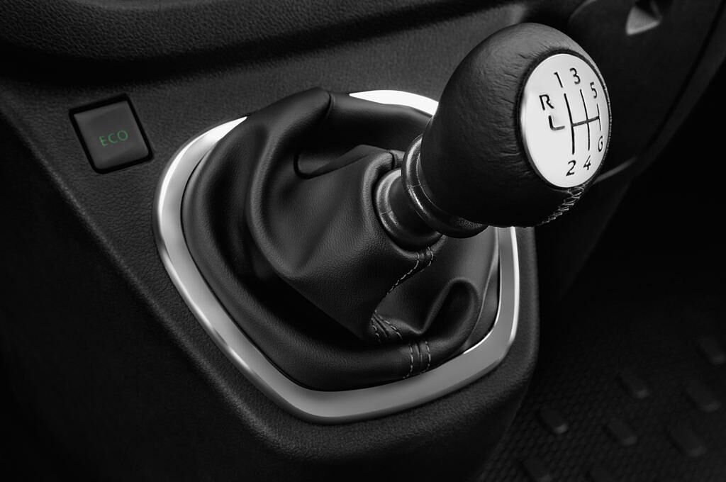 Opel Vivaro (Baujahr 2016) - 4 Türen Schalthebel