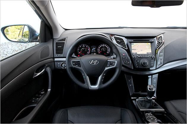 Das Cockpit präsentiert sich aufgeräumt und gut verarbeitet