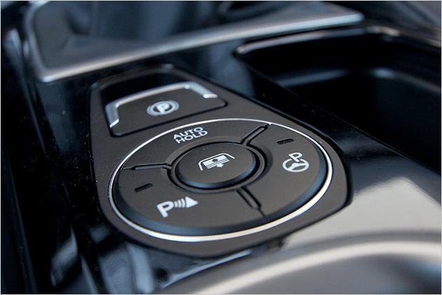 Hinter der elektrischen Handbremse gruppieren sich diverse Knöpfe