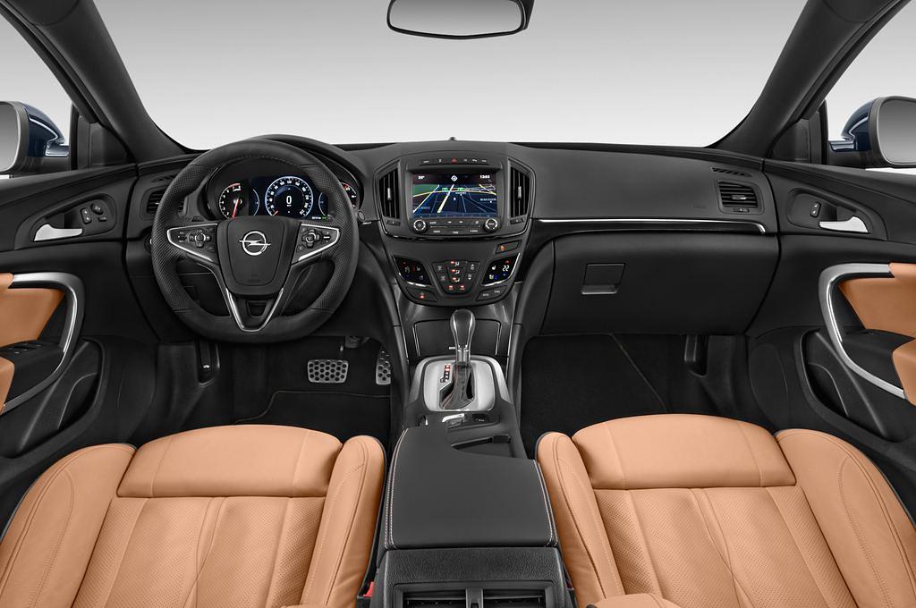 Opel Insignia (Baujahr 2015) Sport 4 Türen Cockpit und Innenraum