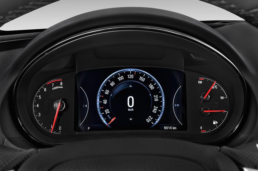 Opel Insignia (Baujahr 2015) Sport 4 Türen Tacho und Fahrerinstrumente