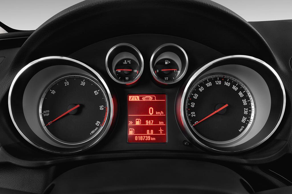 Opel Insignia (Baujahr 2013) INNOVATION 5 Türen Tacho und Fahrerinstrumente