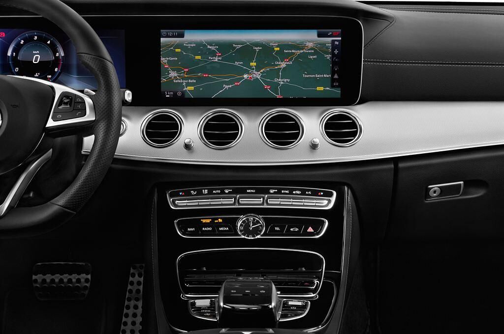 Mercedes E-Class (Baujahr 2016) Avantgarde 4 Türen Mittelkonsole